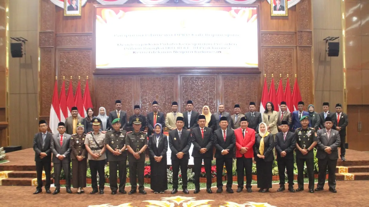 FOTO BERSAMA: Bupati Wahono, Wabup Nurul Azizah, forum komunikasi pimpinan daerah (forkopimda), ketua DPRD Bojonegoro beserta wakil ketua DPRD dan 
anggota DPRD Bojonegoro berfoto bersama di gedung paripurna DPRD Bojonegoro,  kemarin (14/8). ikuti rapat paripurna mendengarkan pidato kenegaraan.