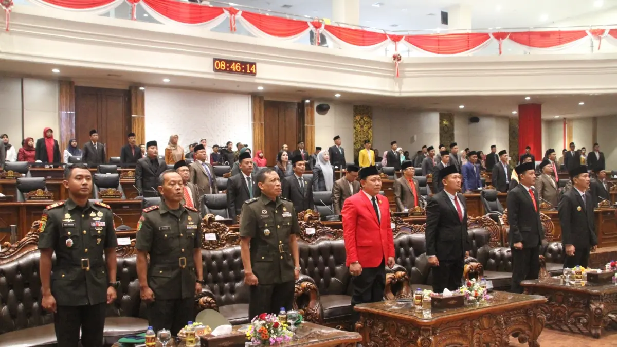 KHIDMAT: Seluruh tamu undangan ikuti prosesi jalannya rapat paripurna secara khidmat.