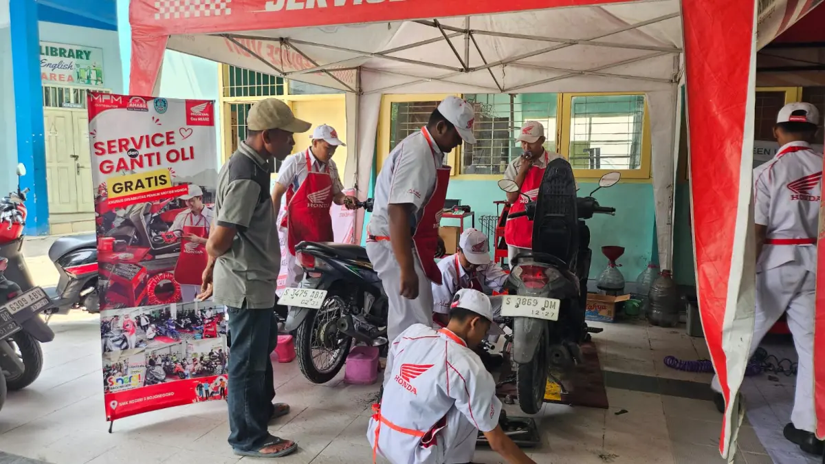 GRATIS : Kegiatan ganti oli gratis dari MPM Honda Jatim di SMKN 3 Bojonegoro Sabtu (15/8)./MPM Honda Jatim.