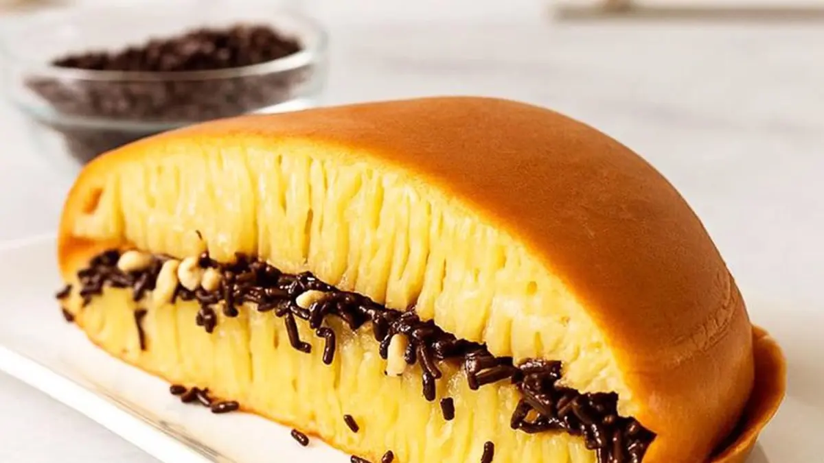 Martabak manis, camilan bertekstur lembut yang dipadukan dengan berbagai topping. (PINTEREST/ANDHIKA FERIAWAN/RADAR BOJONEGORO)