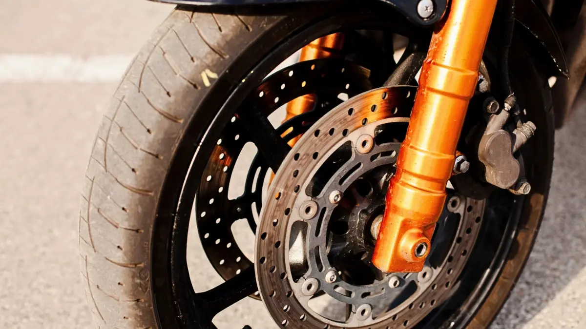 Dua teknologi pengereman yang cukup banyak digunakan pada sepeda motor saat ini adalah CBS (Combi Brake System) dan ABS (Anti-lock Braking System). (MAGNIFIC/ANDHIKA FERIAWAN/RADAR BOJONEGORO)