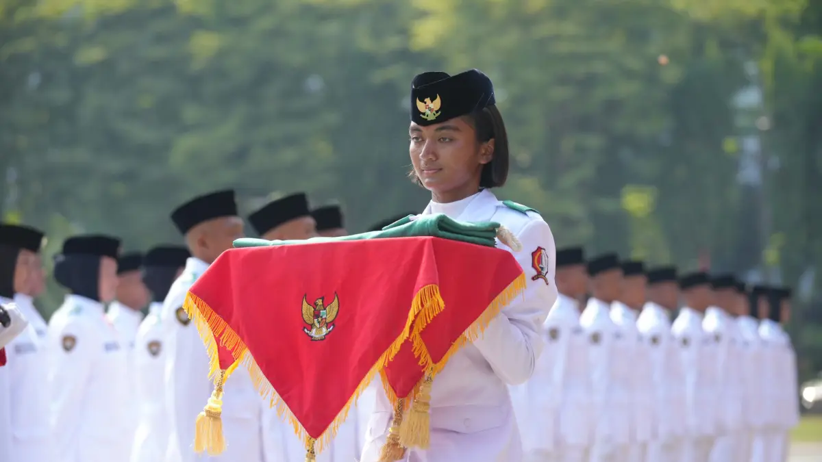 GELADI BERSIH: Paskibraka saat geladi bersih Sabtu (15/8). Persiapan terakhir untuk upacara Peringatan HUT ke-81 Republik Indonesia. (PEMKAB BOJONEGORO FOR RADAR BOJONEGORO)