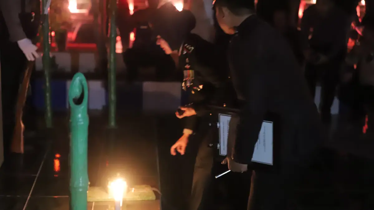 AKBP Yenni Diarty pimpinan upacara apel kehormatan dan renungan suci di Taman Makam Pahlawan (TMP), Minggu (16/8) malam. (HAKAM ALGHIVARI/RADAR BOJONEGORO) 
