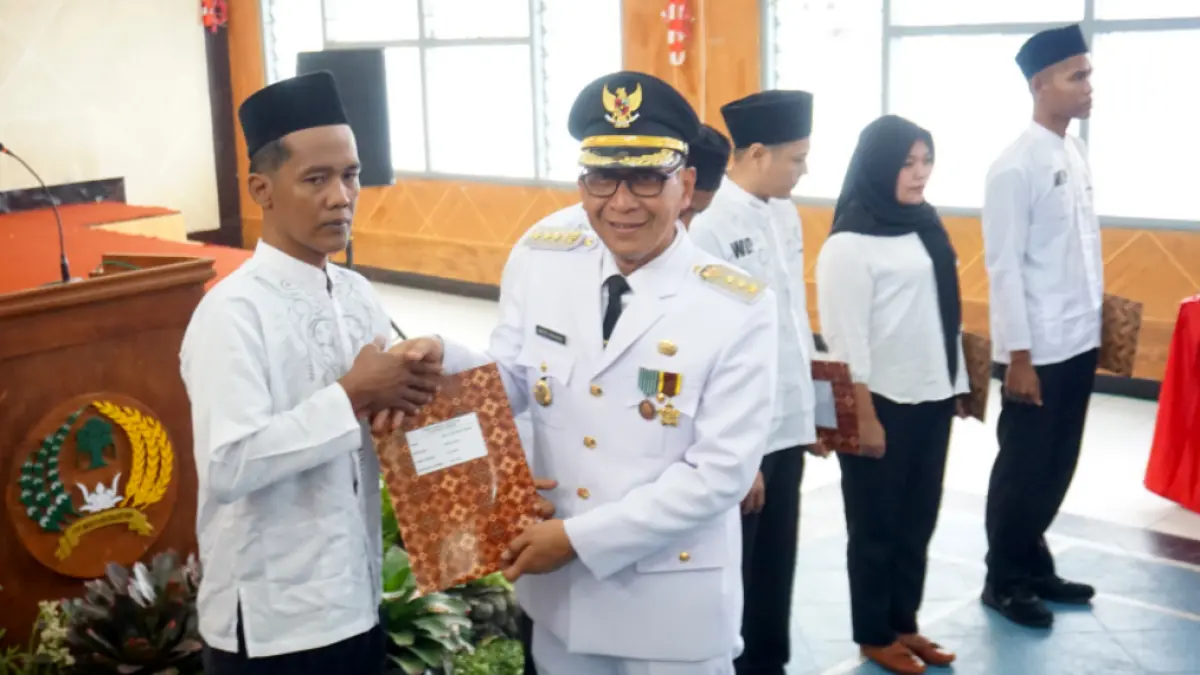 Bupati Setyo Wahono secara simbolis menyerahkan dokumen remisi umum (RU) 2026 di Lapas Kelas IIA Bojonegoro, Senin (17/8). (HAKAM ALGHIVARI/RADAR BOJONEGORO) 