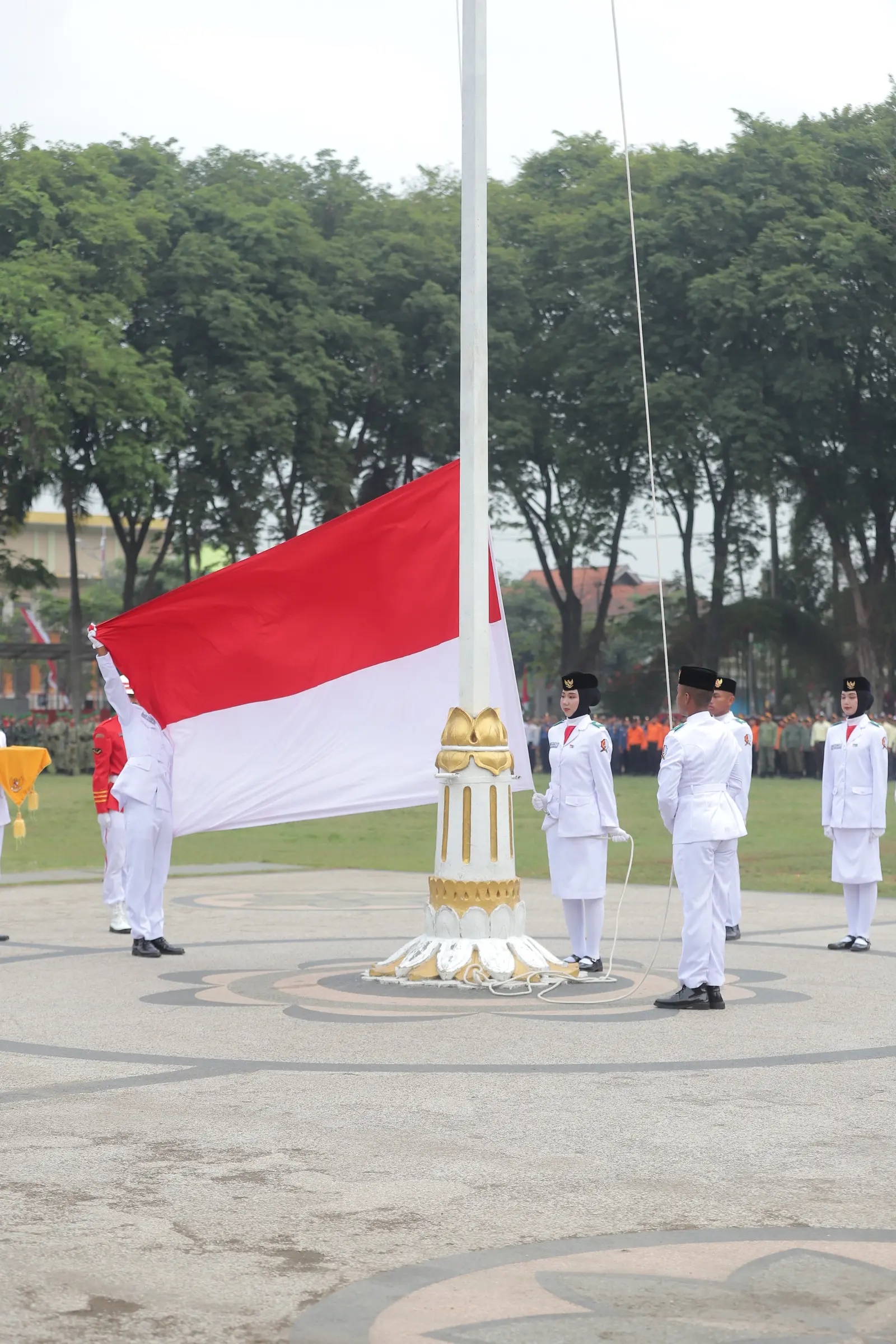 Detik-detik pengibaran sang merah putih di Alun-alun Bojonegoro, Senin (17/8) pagi. (HAKAM ALGHIVARI/RADAR BOJONEGORO)