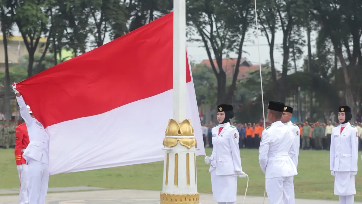 Detik-detik pengibaran sang merah putih di Alun-alun Bojonegoro, Senin (17/8) pagi. (HAKAM ALGHIVARI/RADAR BOJONEGORO)