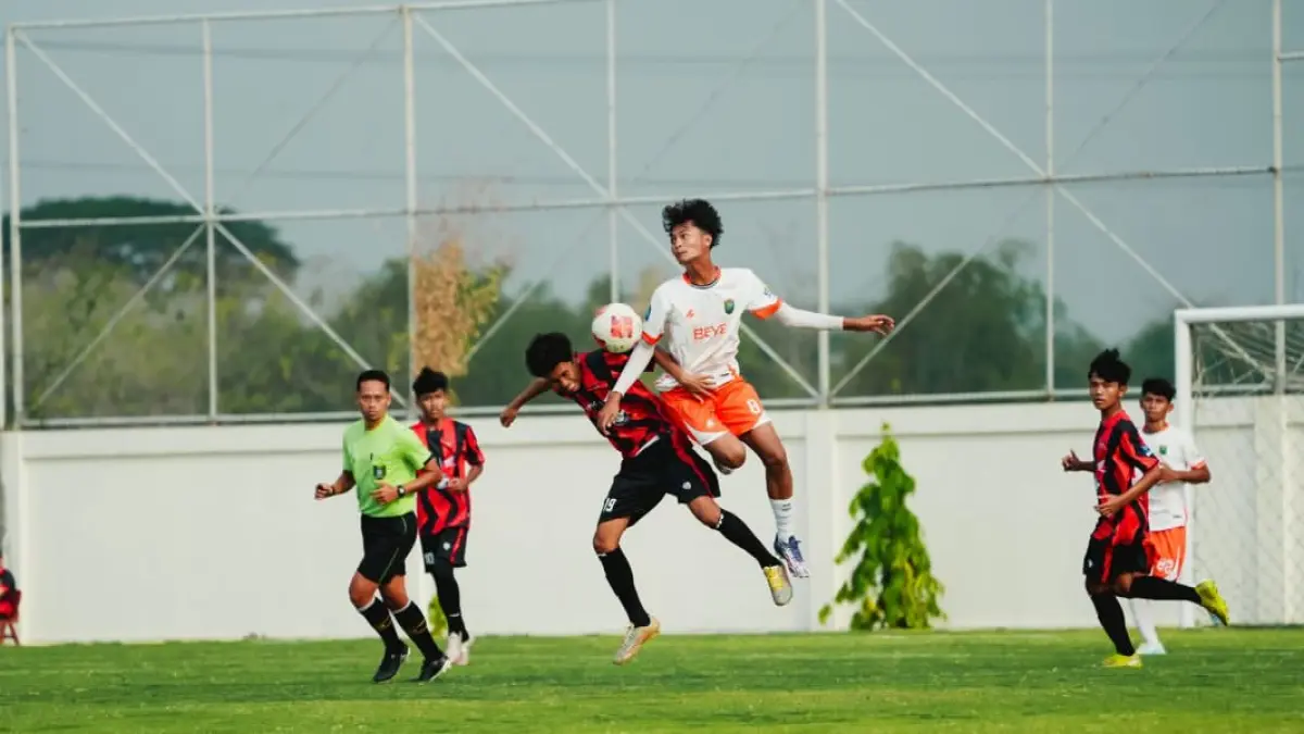 DUEL: Pemain Persibo U-17 berduel dengan pemain Ngawi FC U-17 dalam laga di Stadion Mini Gayam pada Jumat (14/8) lalu. Hasilnya Laskar Angling Dharma Muda memang 1-0 dalam laga tersebut. (M. IRVAN RAMADHON/RADAR BOJONEGORO)

&nbsp;