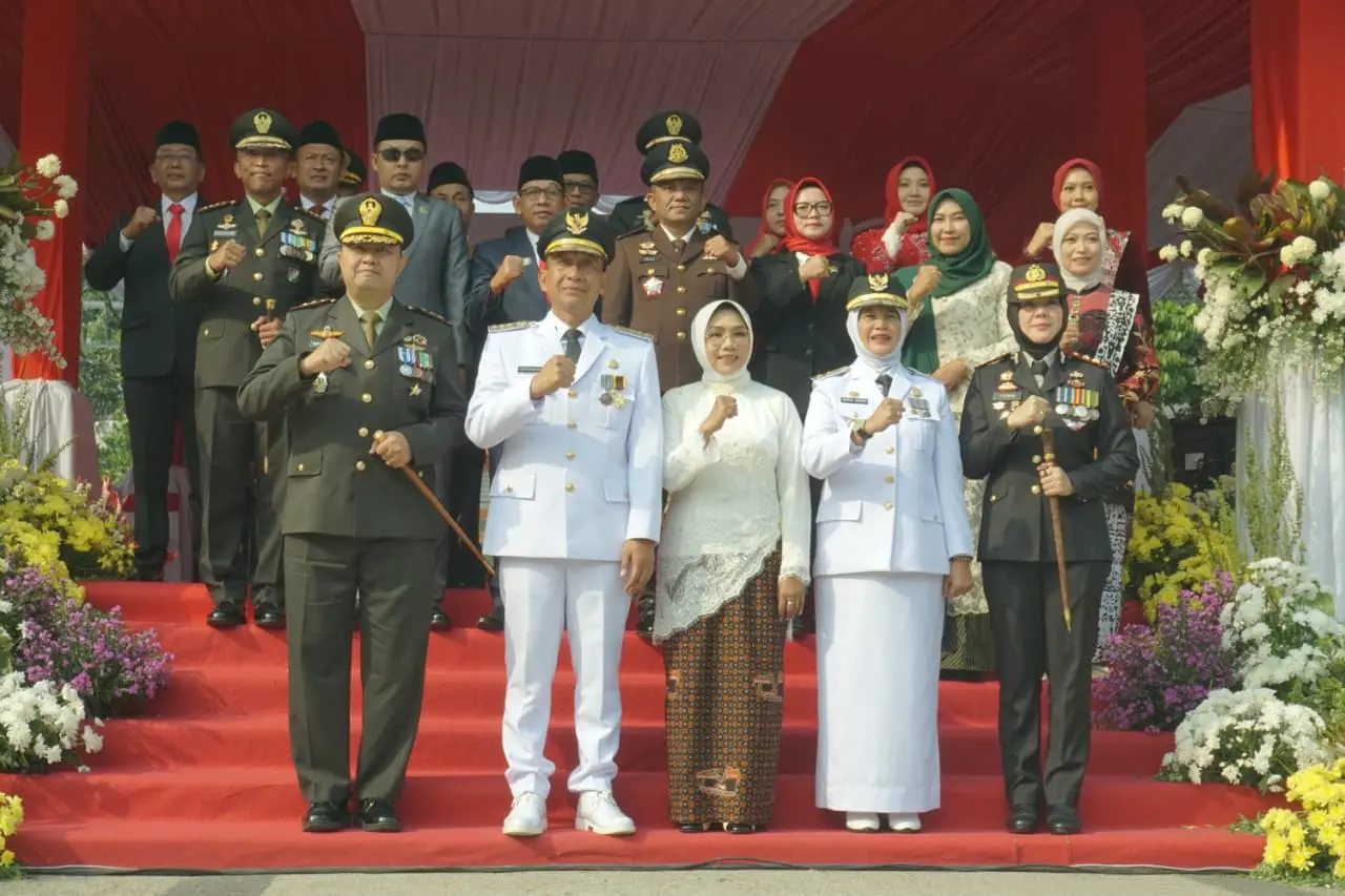 Jajaran Forkopimda Kabupaten Bojonegoro pose semangat pasca upacara pengibaran bendera selesai. (FARHAN REZA ARDIANSYAH/RADAR BOJONEGORO) 