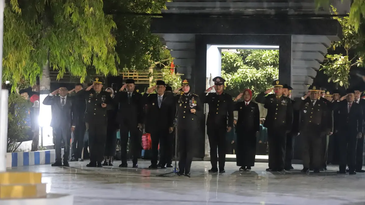 Jajaran Forkopimda saat memberikan penghormatan dan renungan suci di Taman Makam Pahlawan (TMP), Minggu (16/8) malam. (HAKAM ALGHIVARI/RADAR BOJONEGORO) 
