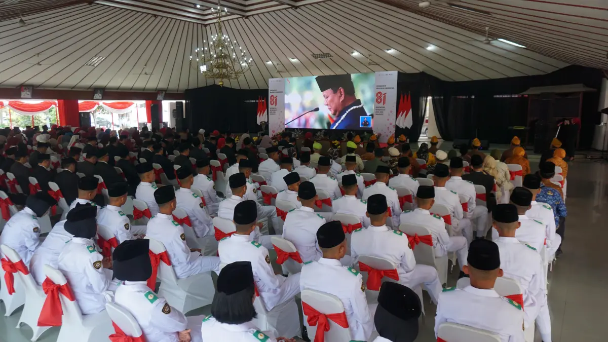Khidmat menyaksikan detik-detik pembacaan proklamasi di Pendopo Malowopati, Pemkab Bojonegoro, Senin (17/8). (HAKAM ALGHIVARI/RADAR BOJONEGORO) 