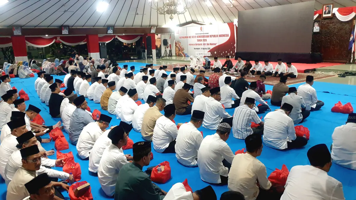 KHUSUK: Tasyakuran di Pendopo Malowopati Pemkab Bojonegoro, Minggu (16/8) dihadiri Forkopimda dan tamu undangan lainnya. (HAKAM ALGHIVARI/RADAR BOJONEGORO) 