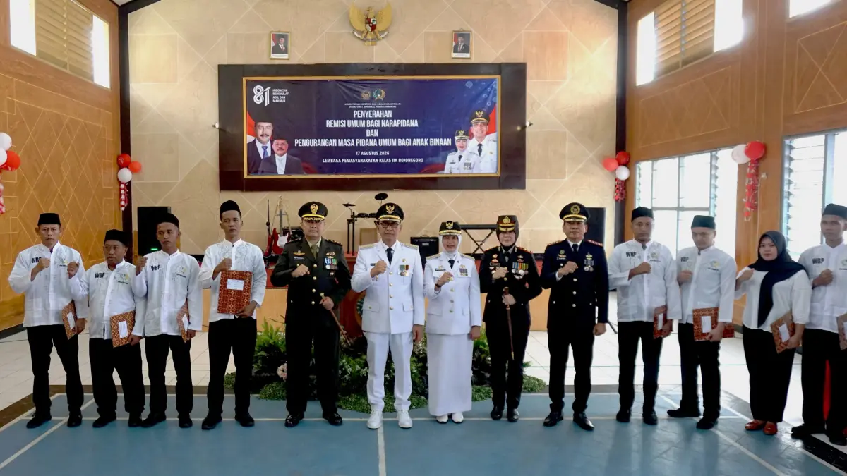 Penyerahan remisi umum bagi narapidana dan pengurangan masa pidana umum bagi anak binaan, Senin (17/8). (HAKAM ALGHIVARI/RADAR BOJONEGORO) 