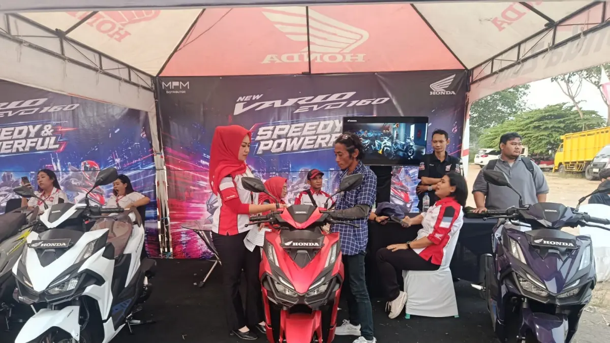 PRODUCT EXHIBITION : Pengunjung sedang melihat-lihat produk Honda di Honda AT Family Day di Taman Rajekwesi Bojonegoro, Sabtu (15/8). 