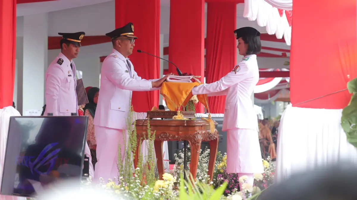 Prosesi penyerahan bendera merah putih. Inspektur upacara, Setyo Wahono menyerahkan bendera sakral tersebut kepada petugas pembangunan bendera, Senin (17/8) pagi. (HAKAM ALGHIVARI/RADAR BOJONEGORO) 