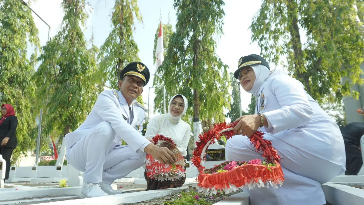 Tabur Bunga/Ziarah Nasional (FARHAN REZA/RADAR BOJONEGORO)