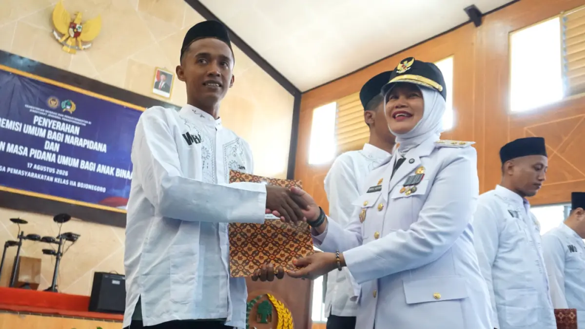 Wakil Bupati Bojonegoro, Nurul Azizah secara simbolis menyerahkan dokumen remisi umum (RU) 2026 di Lapas Kelas IIA Bojonegoro, Senin (17/8). (HAKAM ALGHIVARI/RADAR BOJONEGORO) 