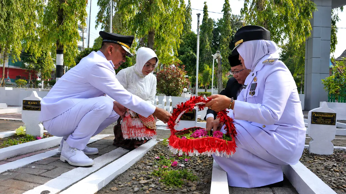 Bupati Setyo Wahono dan Wakil Bupati Nurul Azizah ziarah dan tabur bunga di taman makam pahlawan (TMP) usai upacara bendera, Senin (17/8) pagi. (HAKAM ALGHIVARI/RADAR BOJONEGORO)