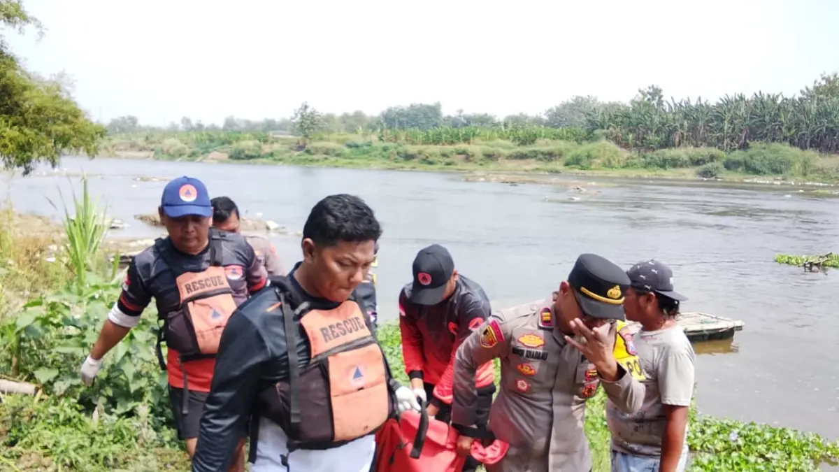 EVAKUASI: Jenazah Suyanti, 31, warga Dusun Mlaten, Desa Bangunrejo, Kecamatan Soko, Kabupaten Tuban dievakuasi petugas di Desa Betet, Kecamatan Kasiman kemarin (18/8). (ISTIMEWA/RADAR BOJONEGORO)