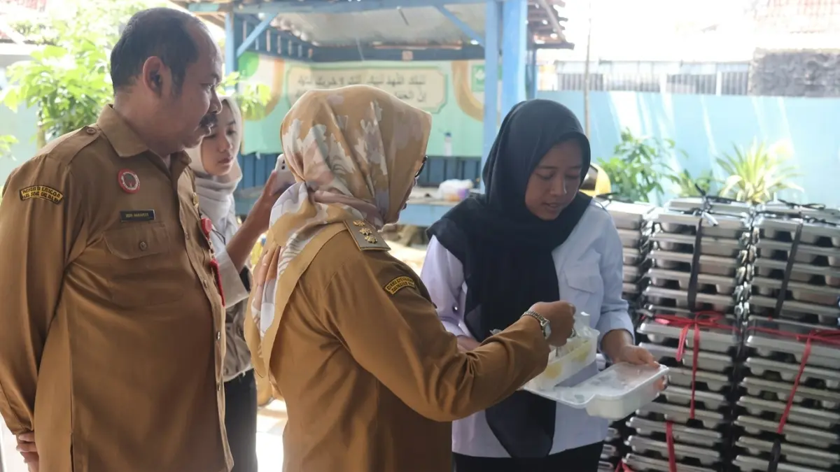 LAKUKAN PENGECEKAN: Satgas MBG Blora dan OPD terkait saat sidak di SPPG Bogowanti, pasca belasan siswa SDN Sendangrejo keracunan.  (IST./RDR.BJN)