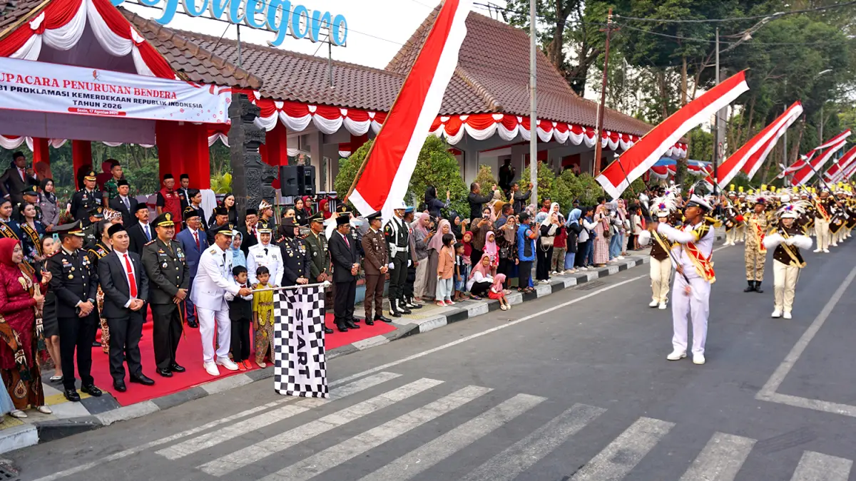 Parade marching band hibur masyarakat yang memadati area alun-alun Bojonegoro usai upacara penurunan bendera, Senin (17/8) sore. (HAKAM ALGHIVARI/RADAR BOJONEGORO)