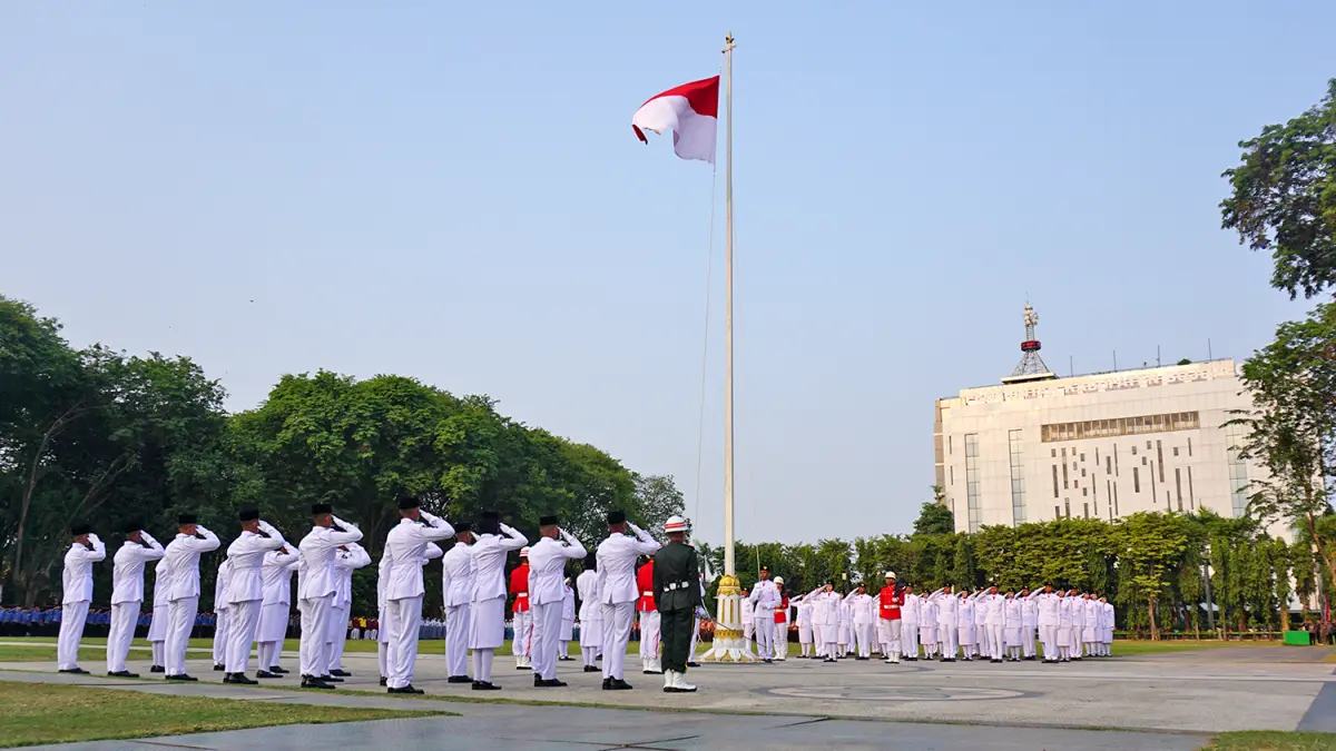 Prosesi penurunan bendera sang saka merah putih, Senin (17/8) sore. (HAKAM ALGHIVARI/RADAR BOJONEGORO)