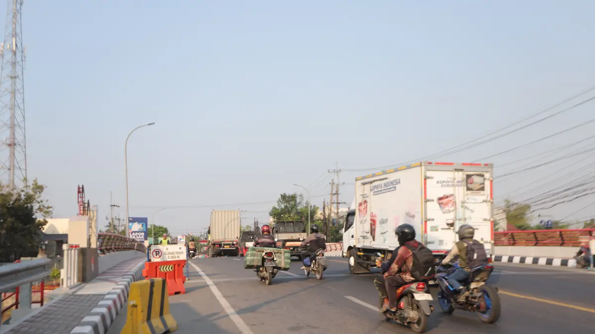 RAWAN MACET: Jalan Nasional Cepu-Babat ini kerap macet, salah satu solusinya pemkab bakal membangun JLS, saat ini masih tahap perencanaan&nbsp;(YANA DWI KURNIYA WAT/RADAR BOJONEGORO)