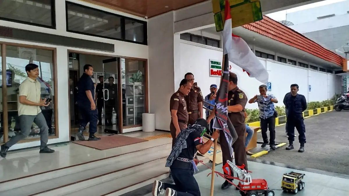 SAMPAIKAN ASPIRASI: Aktivis Lilik Yuliantoro alias Mat Tohek saat menggelar aksi jalan mundur sebagai bentuk aspirasi. (ACHMAD SYAEROYZI/RDR.BJN)