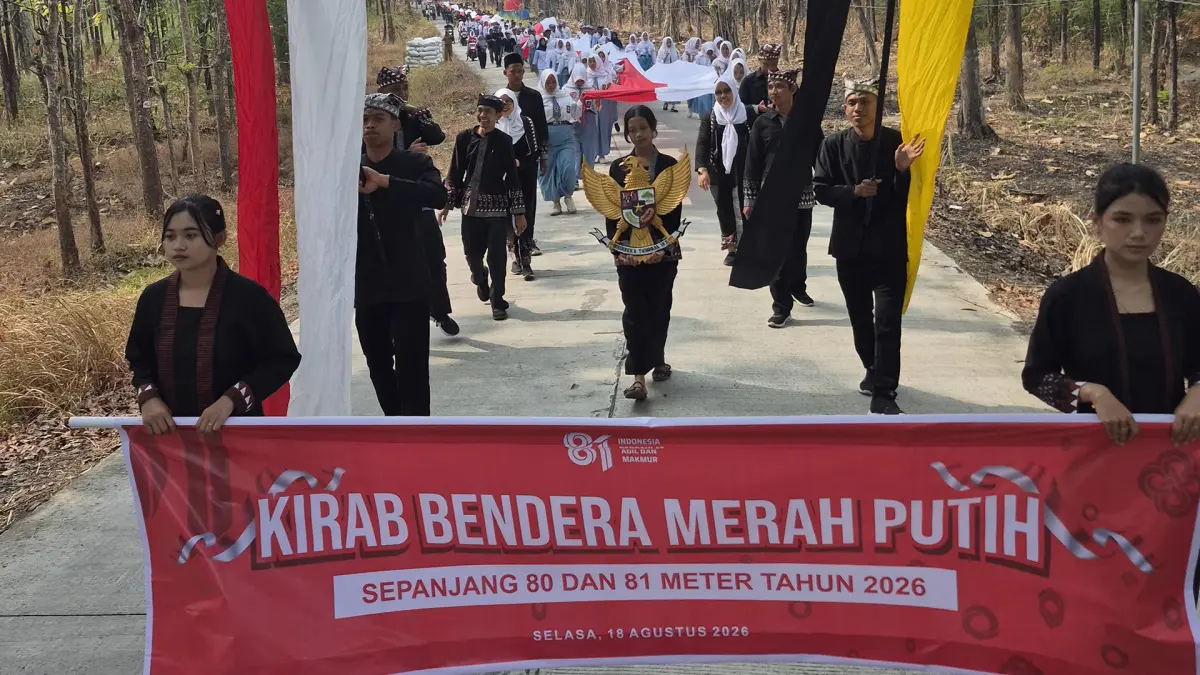 KIRAB BENDERA: Masyarakat Samin kirab bendera merah putih 81 meter, diharapkan membakar semangat kebangsaan dan terus menjaga persatuan dan kesatuan. (&nbsp;ISTIMEWA/RADAR BOJONEGORO)