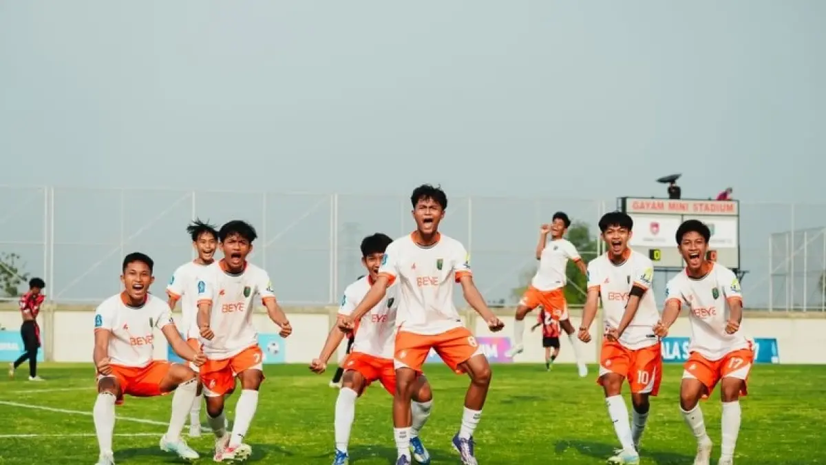LATIHAN LAGI: Persibo U-17 kembali latihan hari ini (20/8), mematangkan persiapan mengarungi babak 32 besar Piala Soeratin U-17 Jawa Timur. (M. IRVAN RAMADHON/RADAR BOJONEGORO)