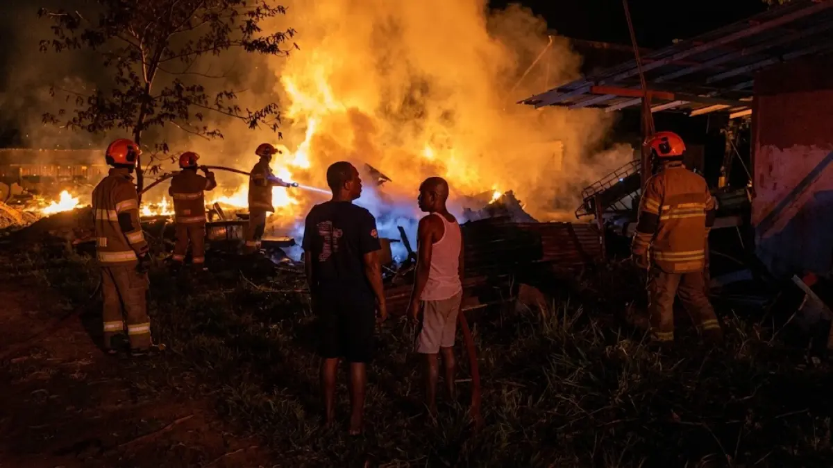 MEMBARA: Rumah dan mebel Nuradi Hadi Saputra, warga Desa Nganti, Kecamatan Ngraho terbakar pada Rabu (19/8) dini hari. Penyebabnya, korsleting listrik. (YANA DWI KURNIYA WATI/RADAR BOJONEGORO)