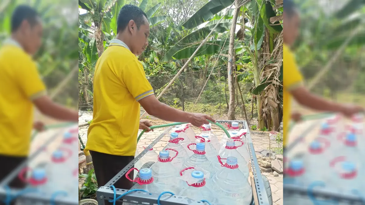 MEMBELI AIR: Warga korban kekeringan terpaksa membeli&nbsp; air untuk kebutuhan setiap hari. (IRVAN RAMADHON/RADAR BOJONEGORO)