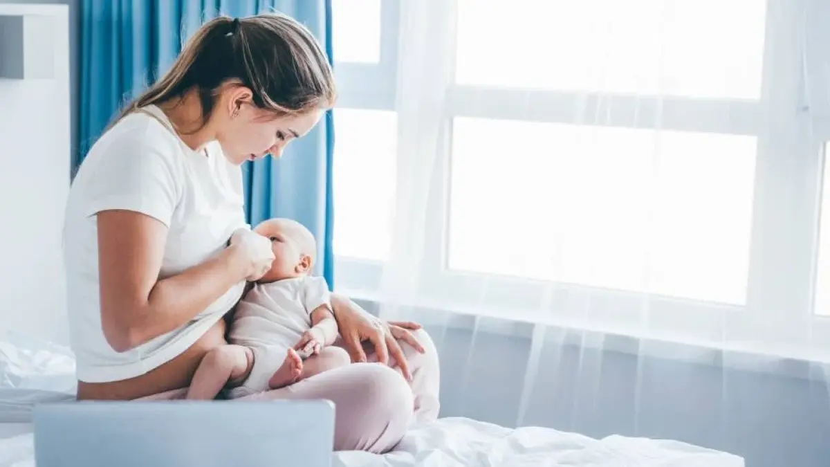 MENYUSUI: Ibu sedang menyusui bayi newborn.