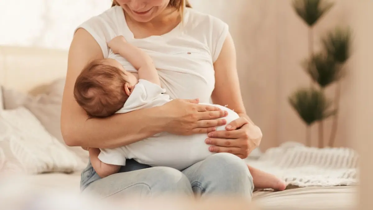 MENYUSUI: Seorang ibu sedang menyusui bayinya.