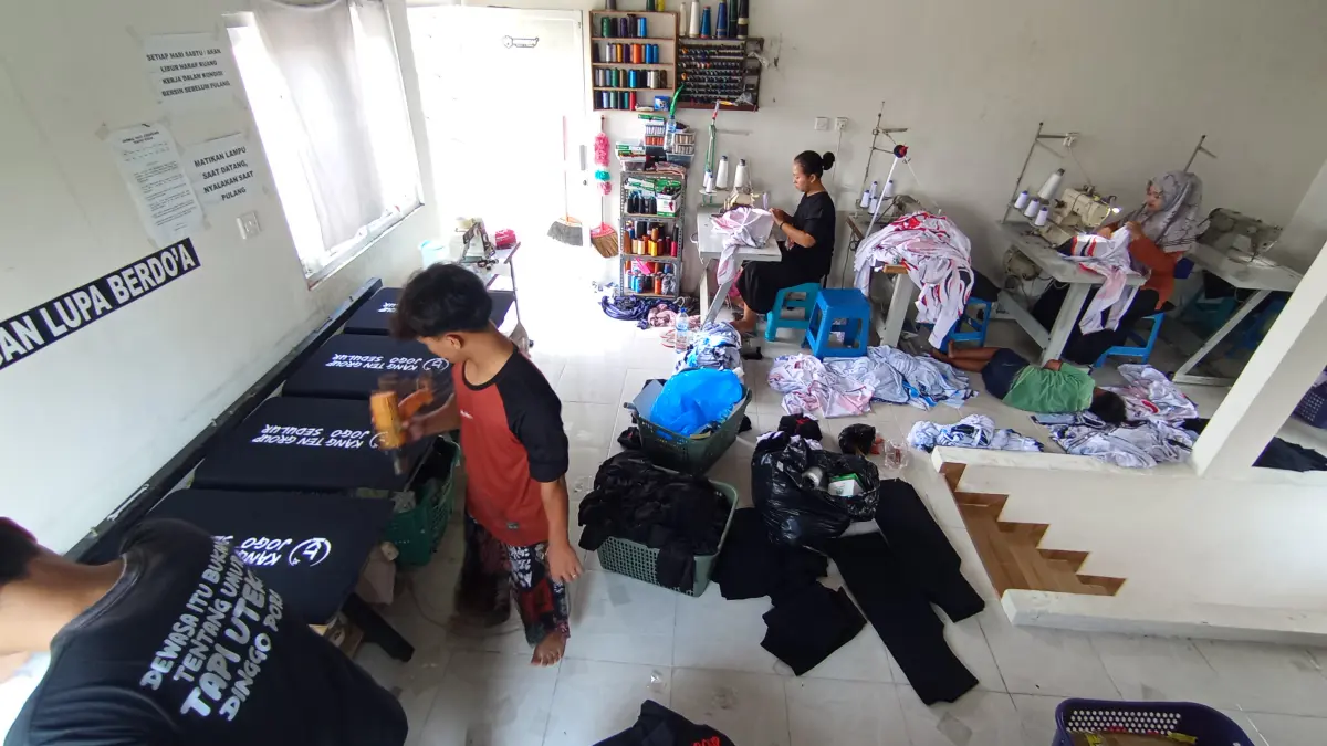 SIBUK: Salah satu konveksi di Bojonegoro sedang menggarap orderan pakaian. (RADAR BOJONEGORO) 