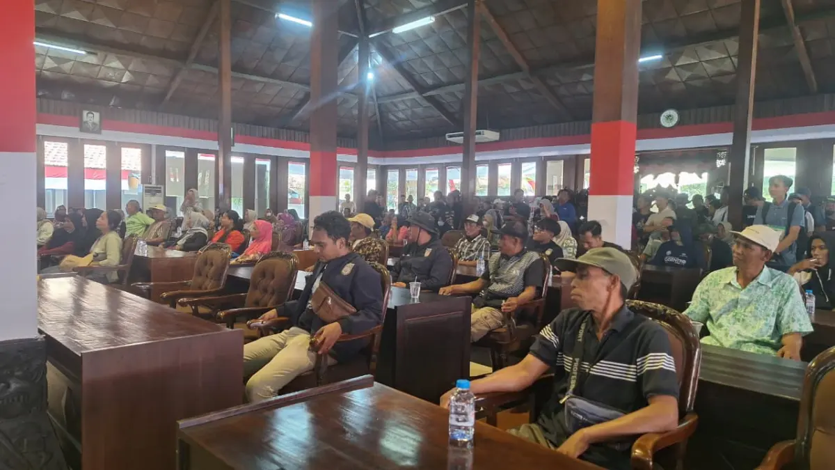 ADUAN: Ratusan warga Dukuh Blimbing  Desa Gandu, Kecamatan Bogorejo mendatangi kantor DPRD Blora.