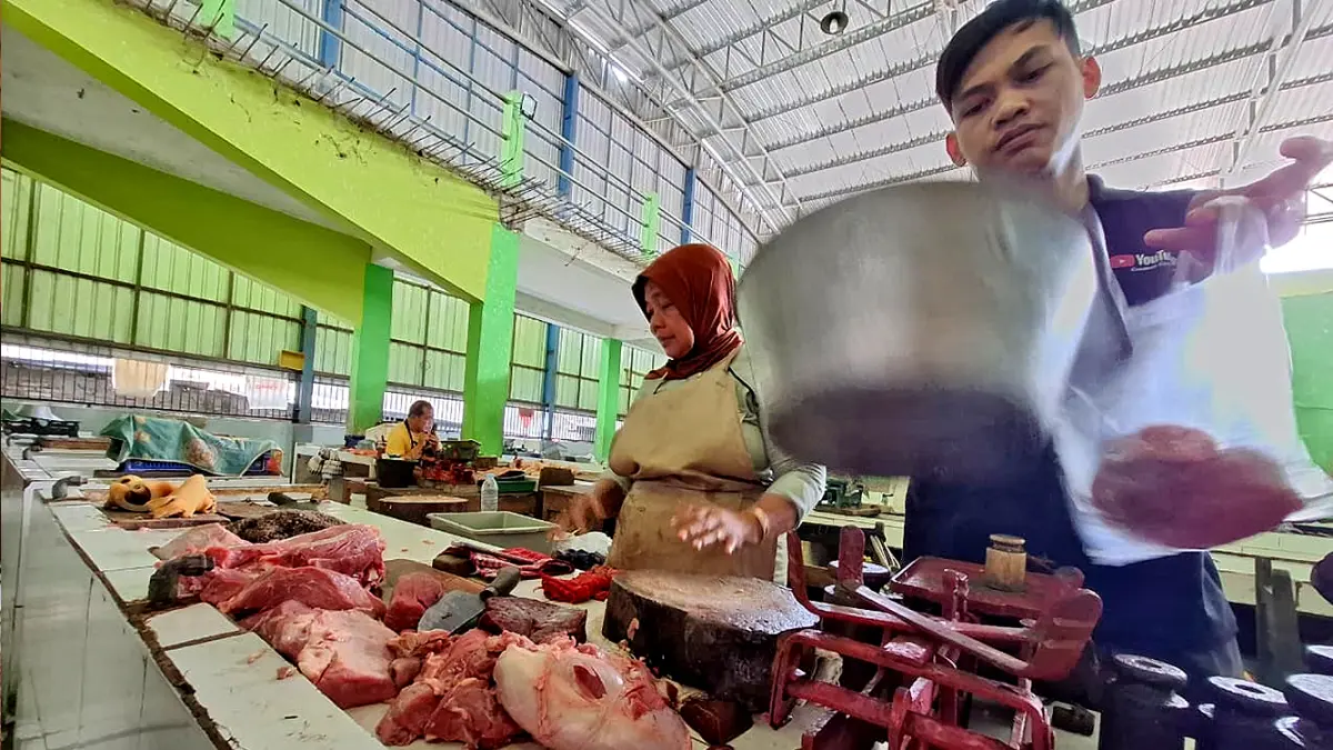DAGING DARI LUAR: Pedagang daging tetap berjualan setelah mendapatkan stok dari Kabupaten Tuban. Semua jagal sapi di Bojonegoro sepakat tidak menyembelih sapi kemarin (20/8). (HAKAM ALGHIVARI/RADAR BOJONEGORO) 