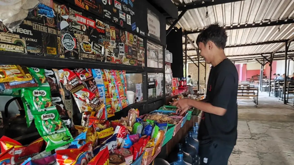PROSPEK : Salah satu warung kopi di Bojonegoro ini cukup ramai pengunjung. (ANDIKA FERIAWAN/RADAR BOJONEGORO)