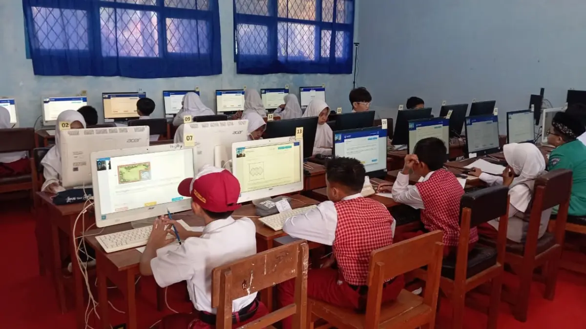 TINGKAT JATIM: Peserta OSN tingkat Jatim dari Bojonegoro menjalani ujian di SMPN 5 Bojonegoro secara daring pada akhir Juli lalu. Namun tak ada peserta dari Kota Ledre yang lolos ke OSN tingkat nasional. (M. IRVAN RAMADHON/RADAR BOJONEGORO) 