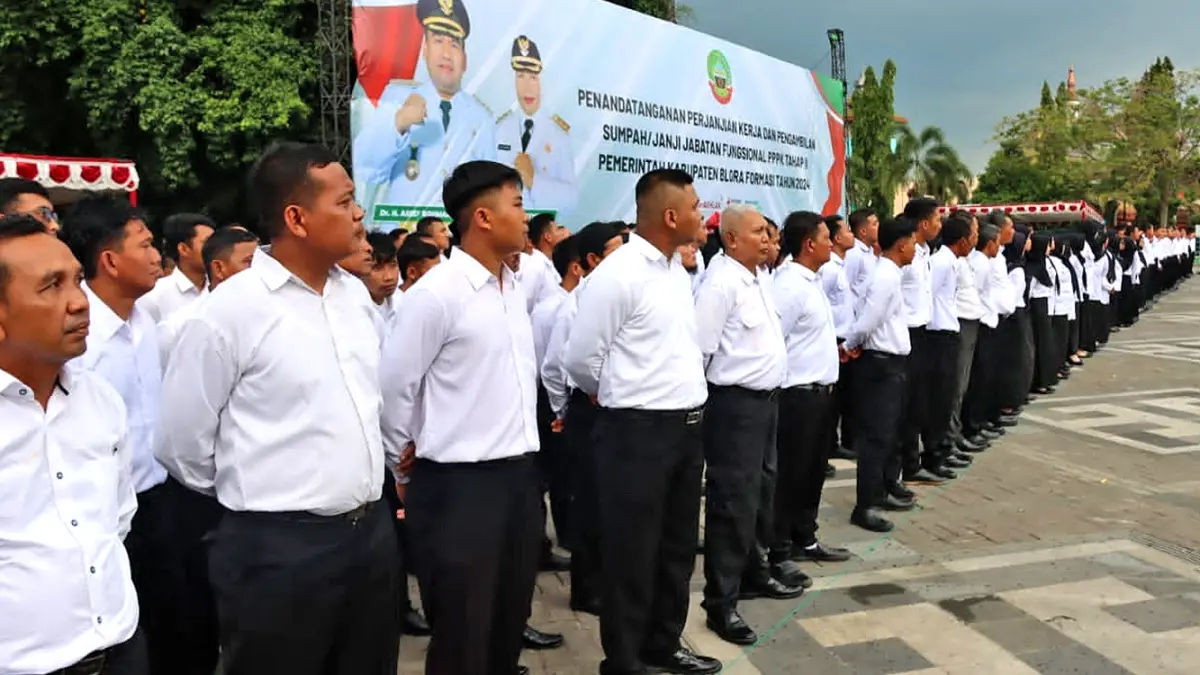 TUNGGU REALISASI: Prosesi pengangkatan ribuan PPPK tahap dua di Alun-alun Blora. Kedepan Pemerintah Pusat berencana menaikkan status PPPK paruh waktu. (IST./RDR.BJN) 