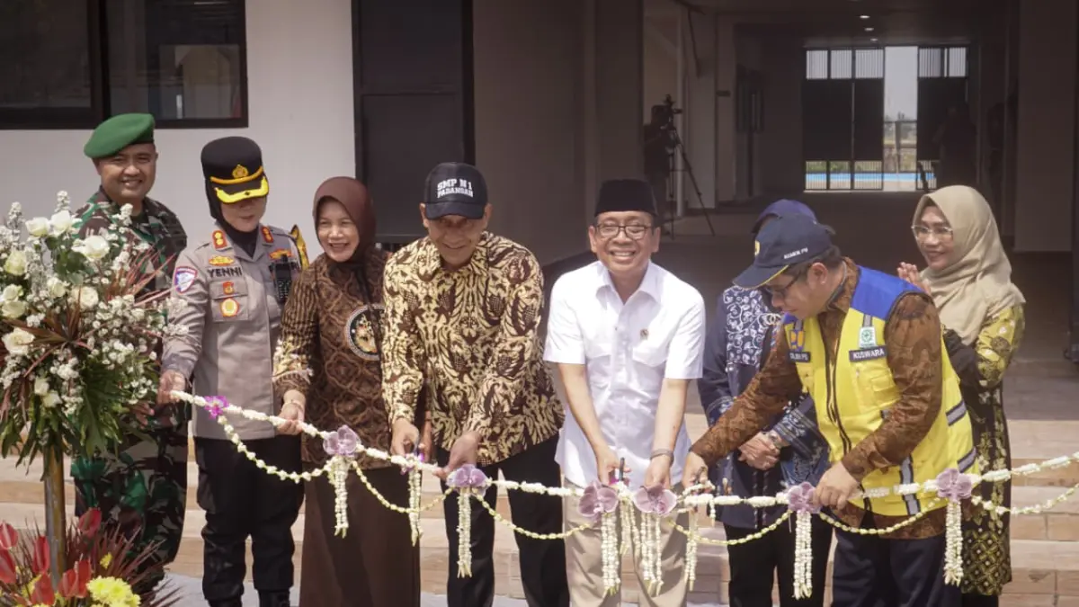 PERESMIAN: Menko PMK (kemeja putih) didampingi dari kiri oleh Letkol.Inf. Dedy Dwi Wijayanto,S.T, Kapolres AKBP Yenni Diarty, S.Ik., M.H, Wakil Bupati Nurul Azizah, Bupati Setyo Wahono. Dirjen prasarana strategis Kuswara S.T., MA, Cantika Wahono (Farhan Reza/RADAR BOJONEGORO)