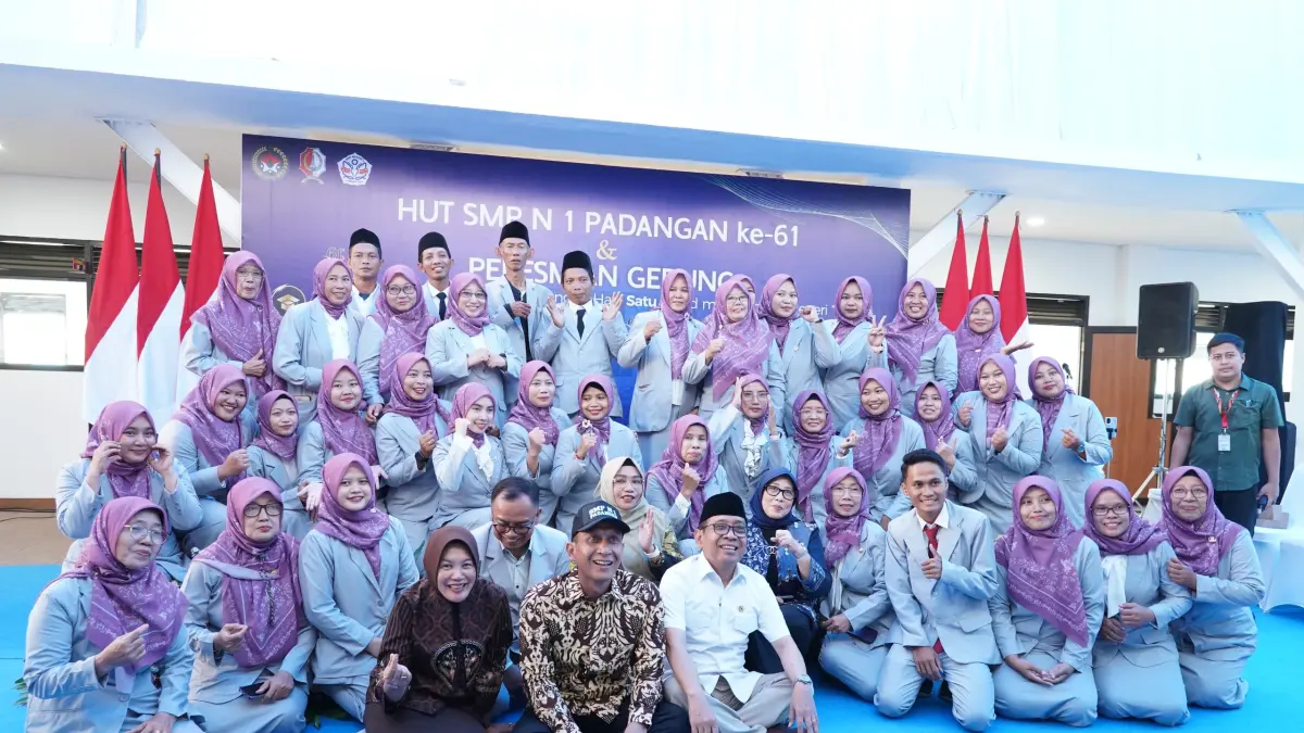 KOMPAK: Menko Bidang Pembangunan Manusia Pratikno beserta Bupati Setyo Wahono dan Wakil Bupati Nurul Azizah foto bersama jajaran guru SMPN 1 Padangan.