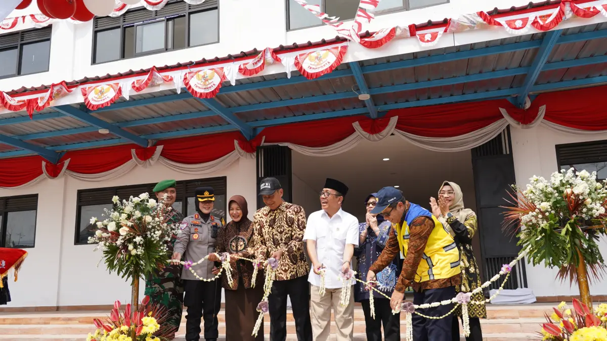 PERESMIAN: Menko Bidang Pembangunan Manusia Pratikno meresmikan gedung baru SMPN 1 Padangan. (IST/RDRBJN)