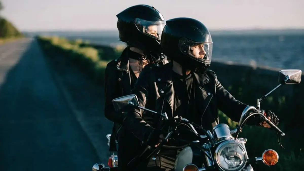 Ilustrasi dua pasangan mengendarai motor memakai helm full face keren. (ISTIMEWA) 