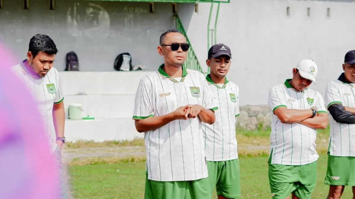 PELATIH : Masdra saat melatih tim Persibo beberapa waktu lalu. (IRVAN ROMADHON/RADAR BOJONEGORO)