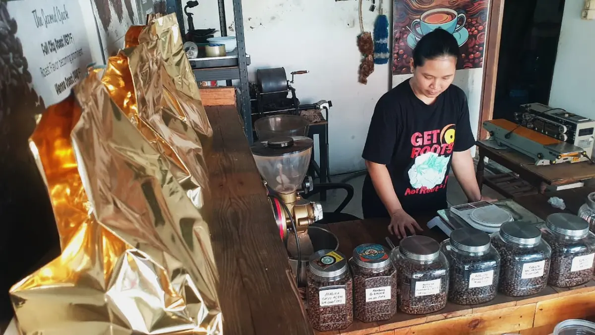 Salah satu outlet penjual biji kopi hingga gilingan di Desa Kalianyar, Kecamatan Kapas, Kabupaten Bojonegoro. (HAKAM ALGHIVARI/RADAR BOJONEGORO)
