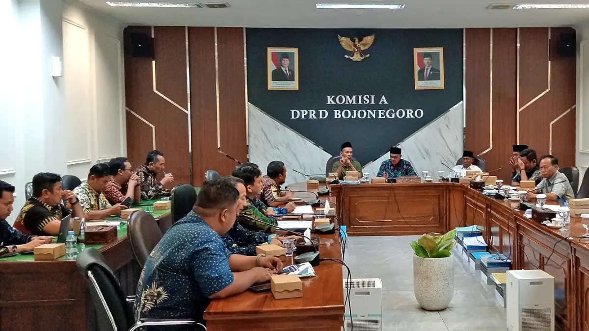 BAHAS ANGGARAN: Komisi A DPRD Bojonegoro bersama instansi terkait membahas P-APBD 2026. (YANA DWI KURNIYA WATI/RADAR BOJONEGORO)