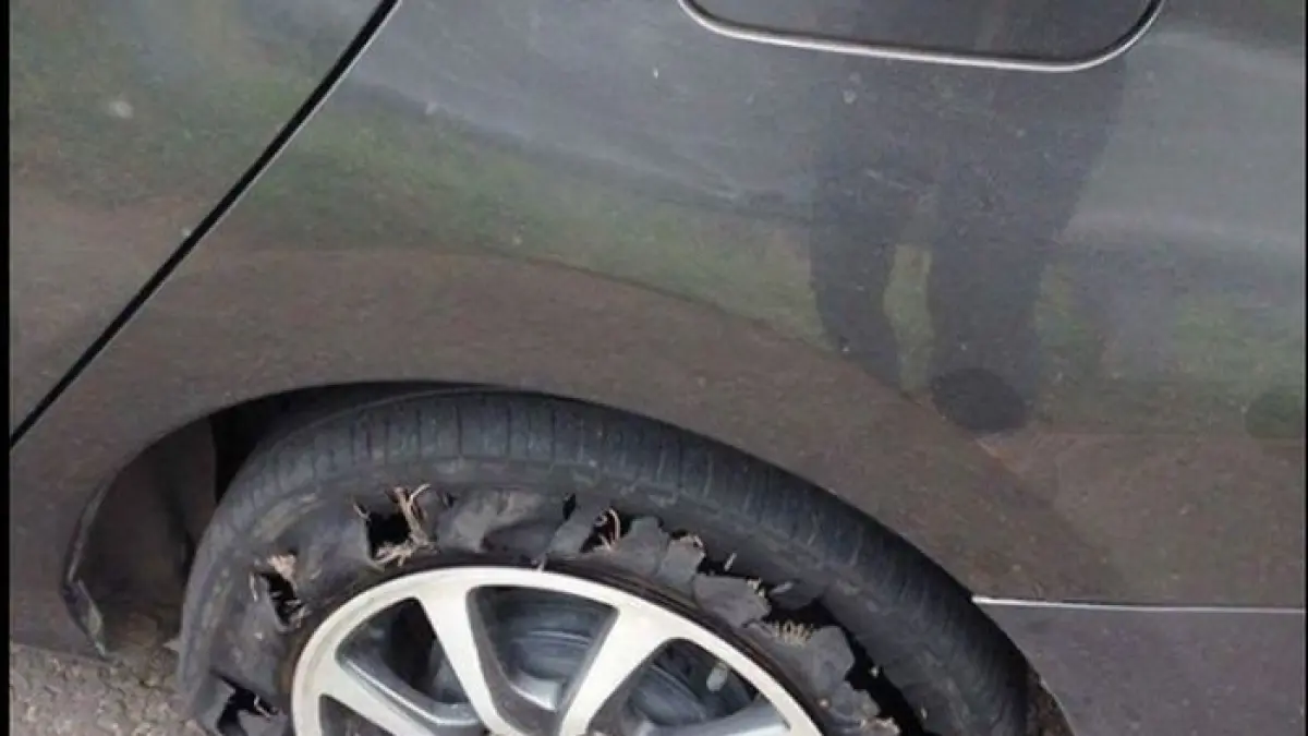 Ban mobil pecah di jalan. (INSTAGRAM @RODA2BLOG)