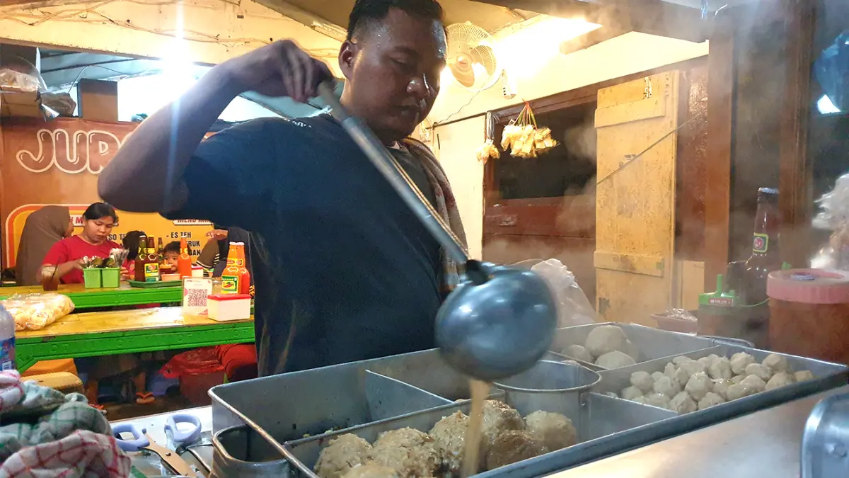 BINGUNG: Salah satu penjual Bakso di Desa Desa Mojoranu, Kecamatan Dander kebingunan dengan melonjak hingga kelangkaan stok daging sapi. Berharap pemerintah mencarikan solusi. (HAKAM ALGHIVARI/RADAR BOJONEGORO)