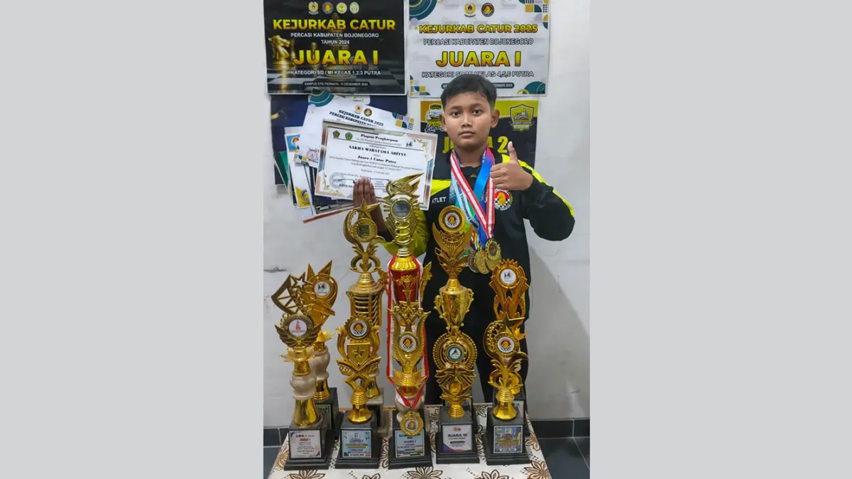 JUARA CATUR: Sakha Wiratama Abiyyu berhasil menjuarai catur tingkat provinsi. (ISTIMEWA/RADAR BOJONEGORO)