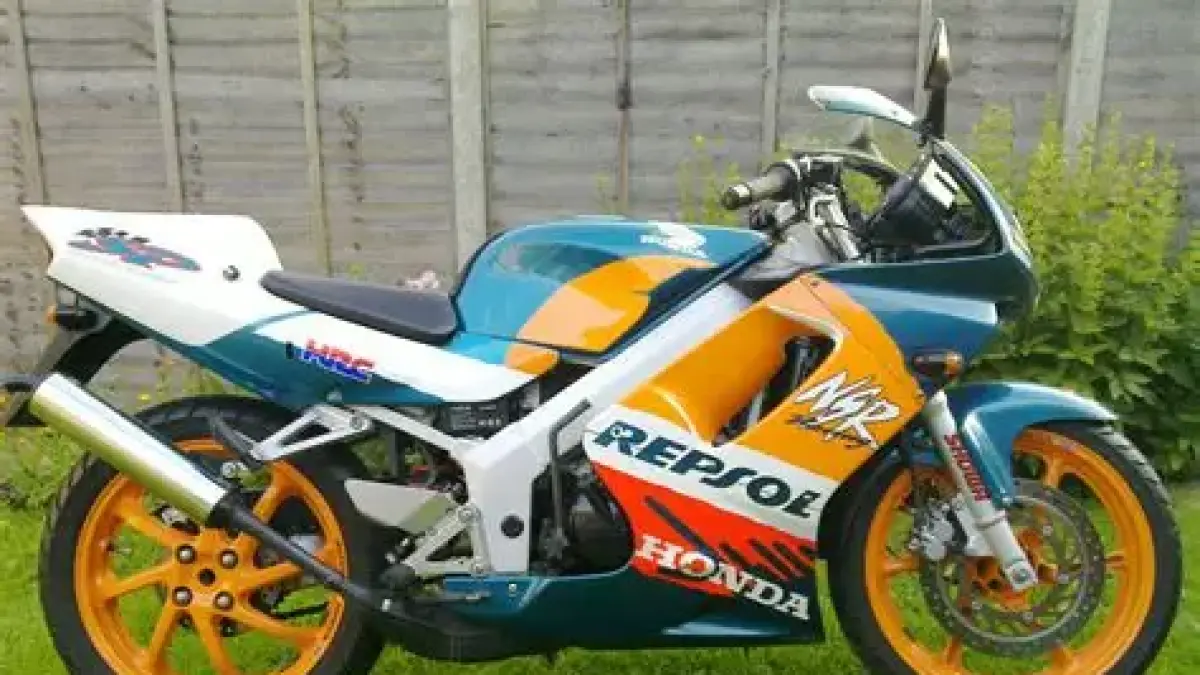 KOLEKTOR: Sepeda motor Honda NSR 150 SP jadi buruan para kolektor. Harganya tembus Rp 100 jutaan. 